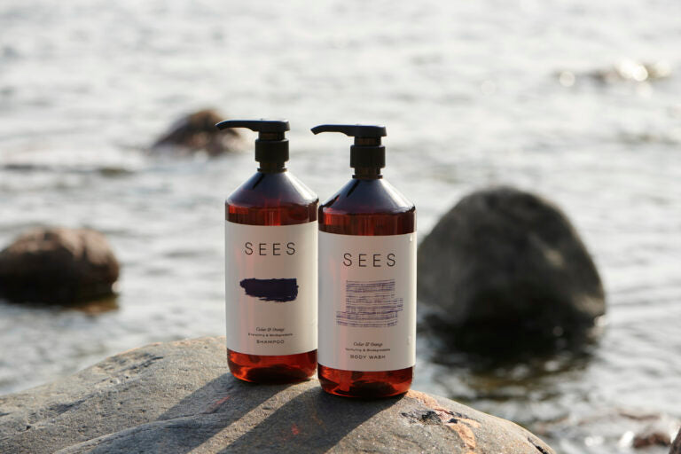 SEES Shampoo und Duschgel auf einem Felsen am Wasser
