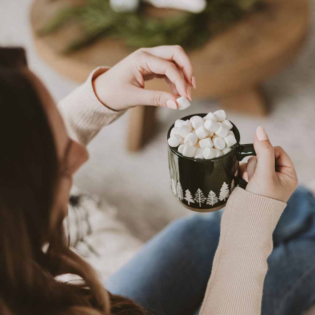 Steingut-Kaffeebecher mit Kiefernmotiv