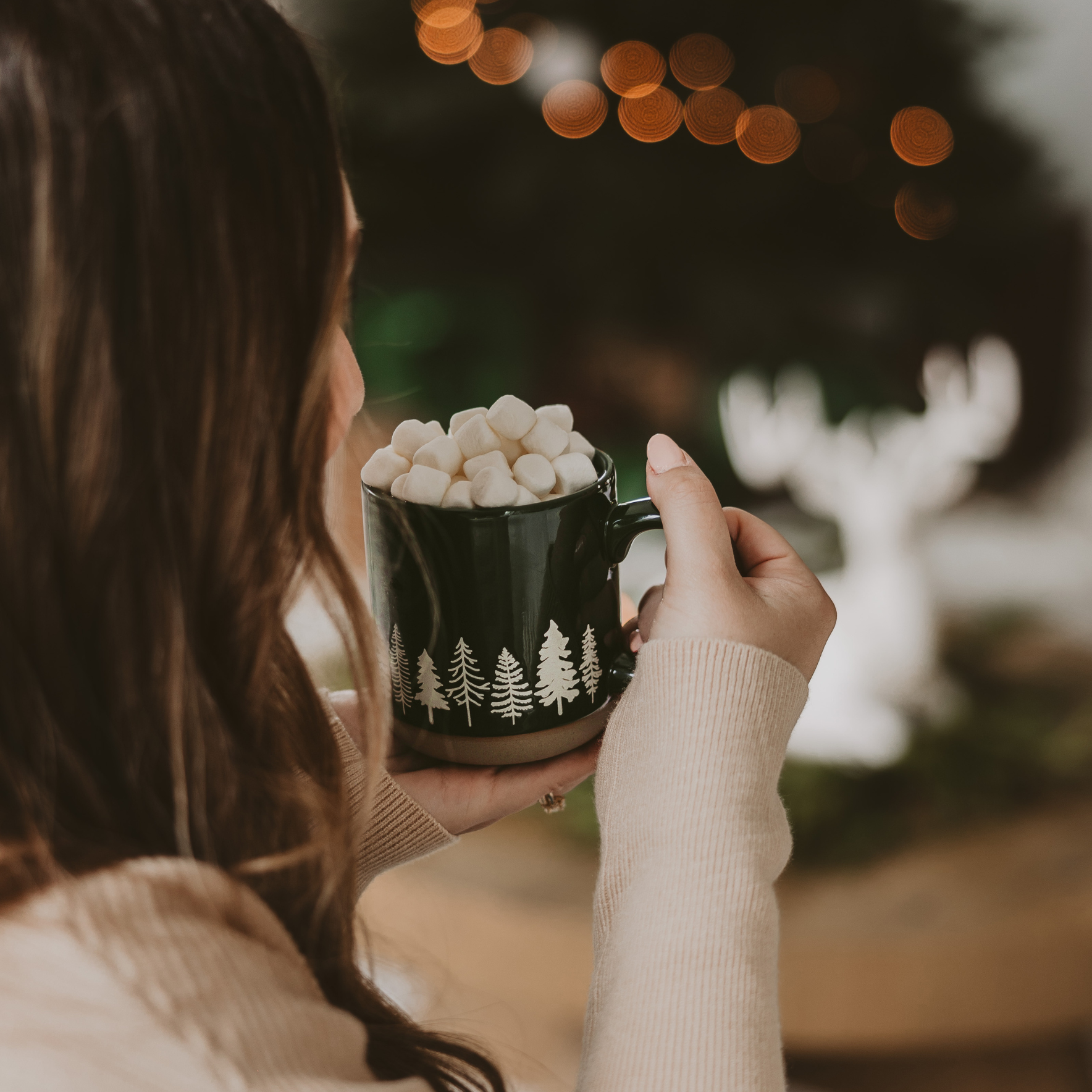 Steingut-Kaffeebecher mit Kiefernmotiv