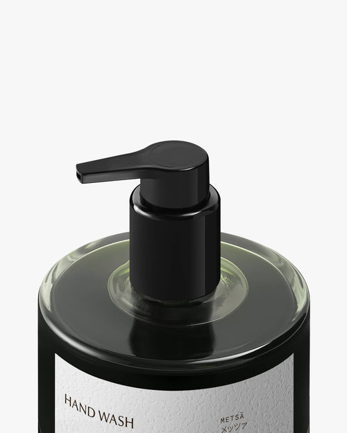 Gros plan sur le savon pour les mains Metsä et sa pompe noire
