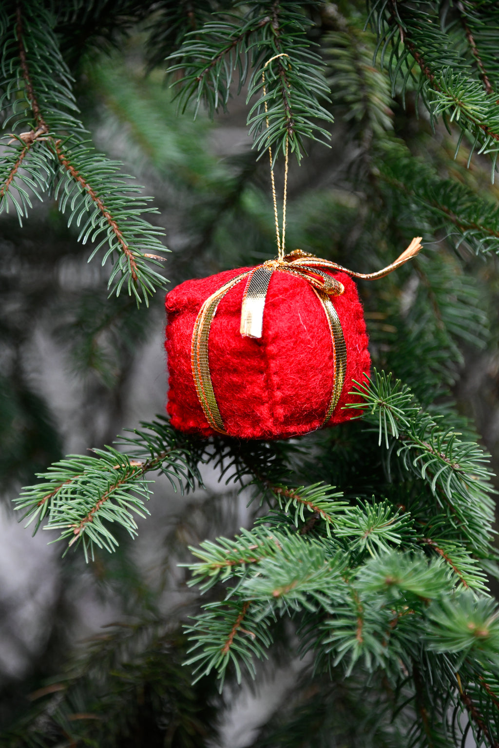 Geschenk aus Filz als Weihnachtsdekoration am Tannenbau