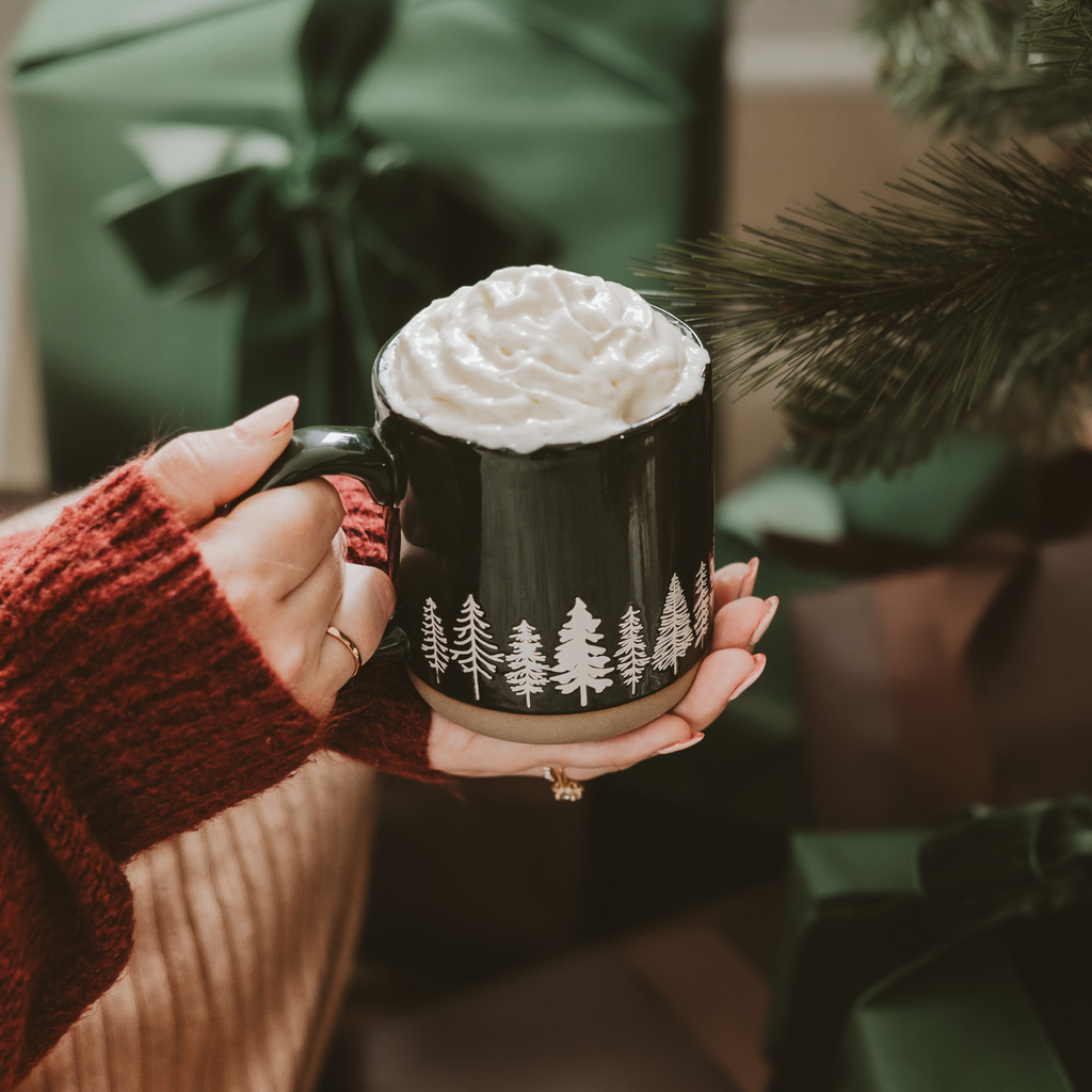 Steingut-Kaffeebecher mit Kiefernmotiv