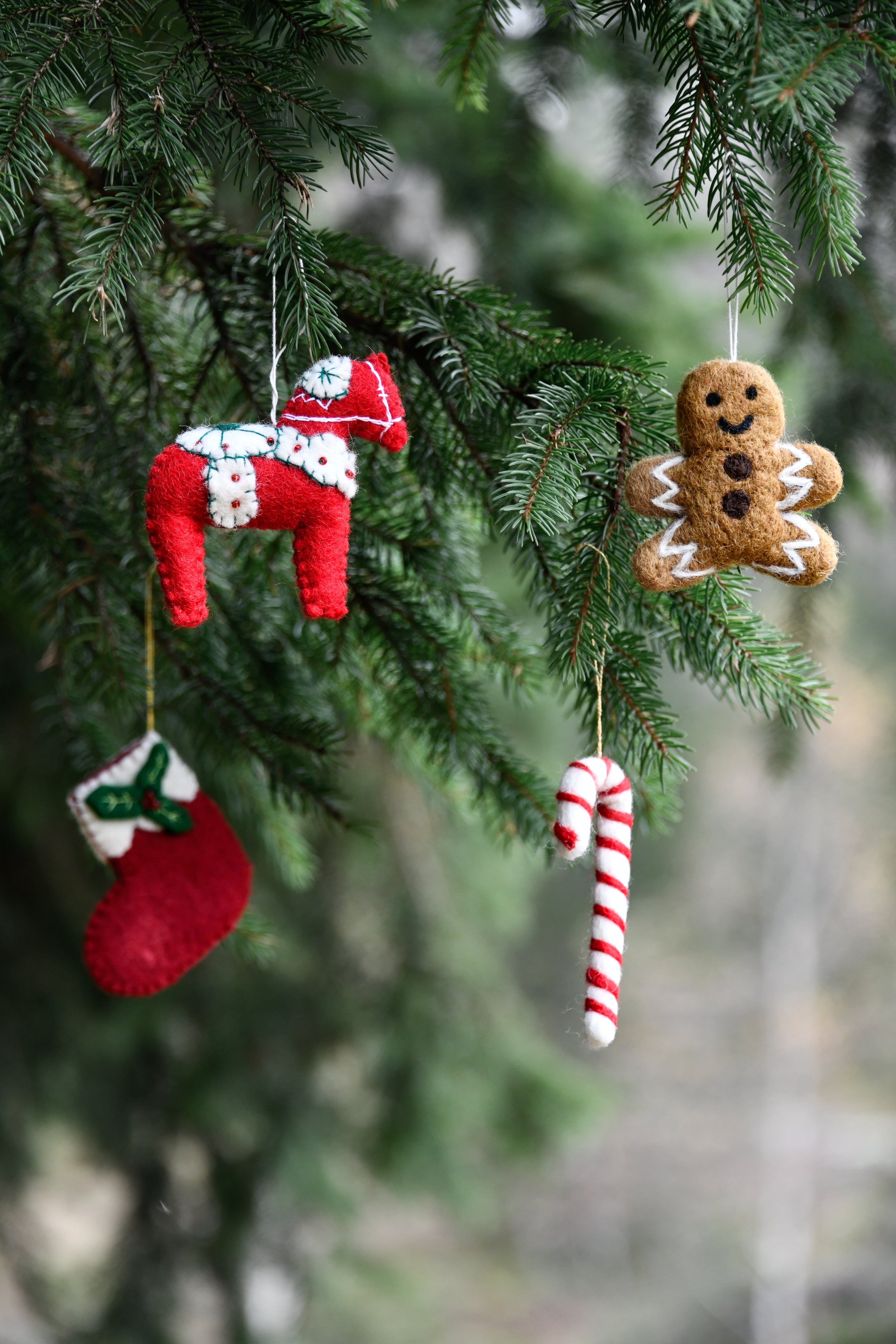 Ornamente aus Filz als Weihnachtsdekoration am Tannenbau