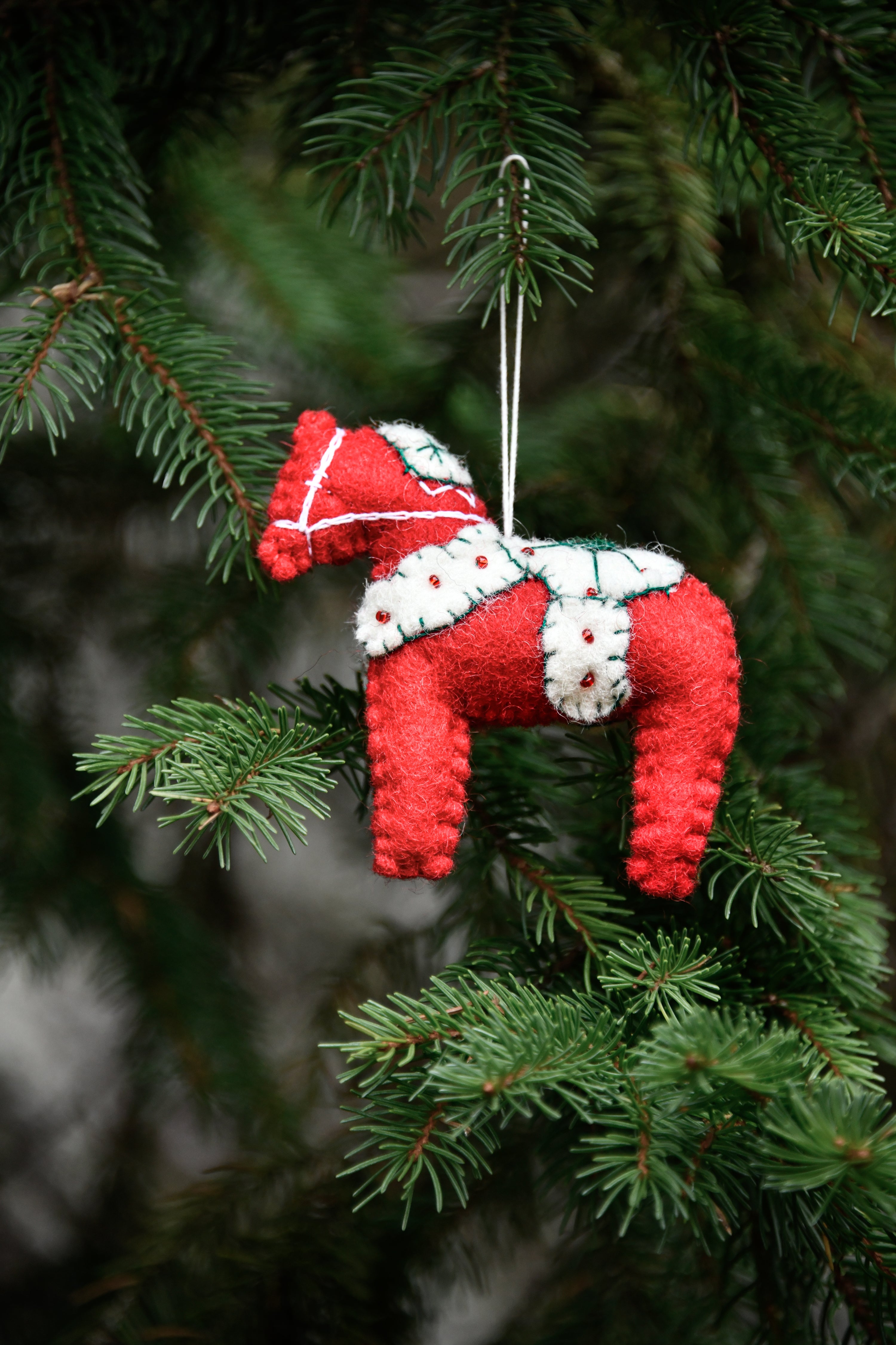 Dalarna Pferd aus Filz als Weihnachtsdekoration am Tannenbau