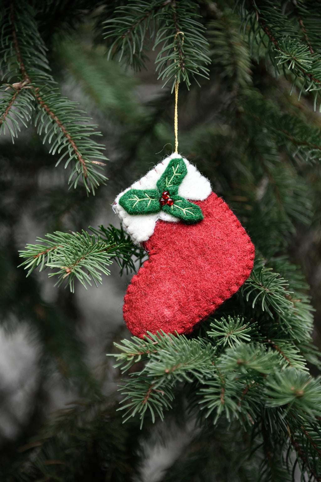 Weihnachtssocke aus Filz als Weihnachtsdekoration am Tannenbau