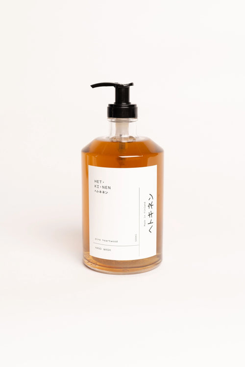 Savon mains Pine Heartwood de Hetkinen dans un flacon-pompe transparent à étiquette claire