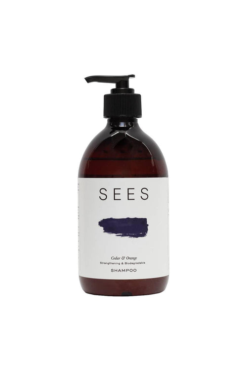 Shampooing Cèdre & Orange de SEES dans un flacon brun à pompe noire