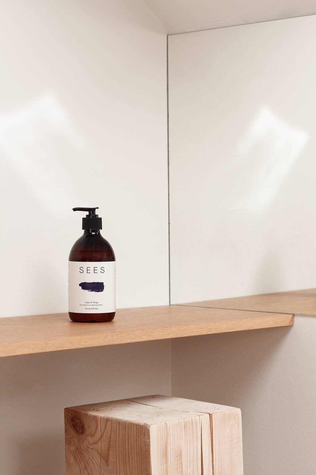 Biologisch abbaubares Shampoo mit Zeder & Orange von SEES