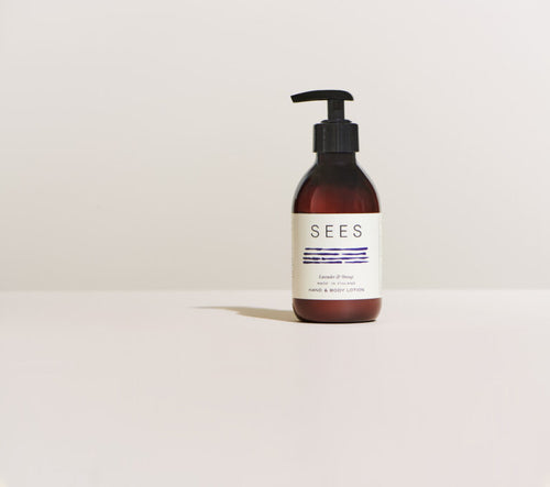 Lotion mains et corps SEES dans un flacon-pompe brun sur fond clair