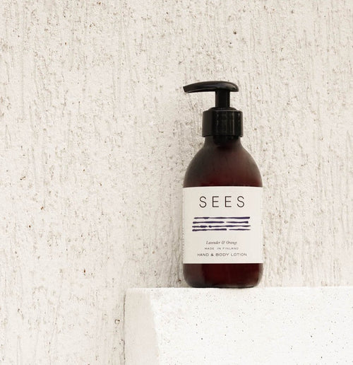 Lotion mains et corps Lavande & Orange de SEES sur un socle clair