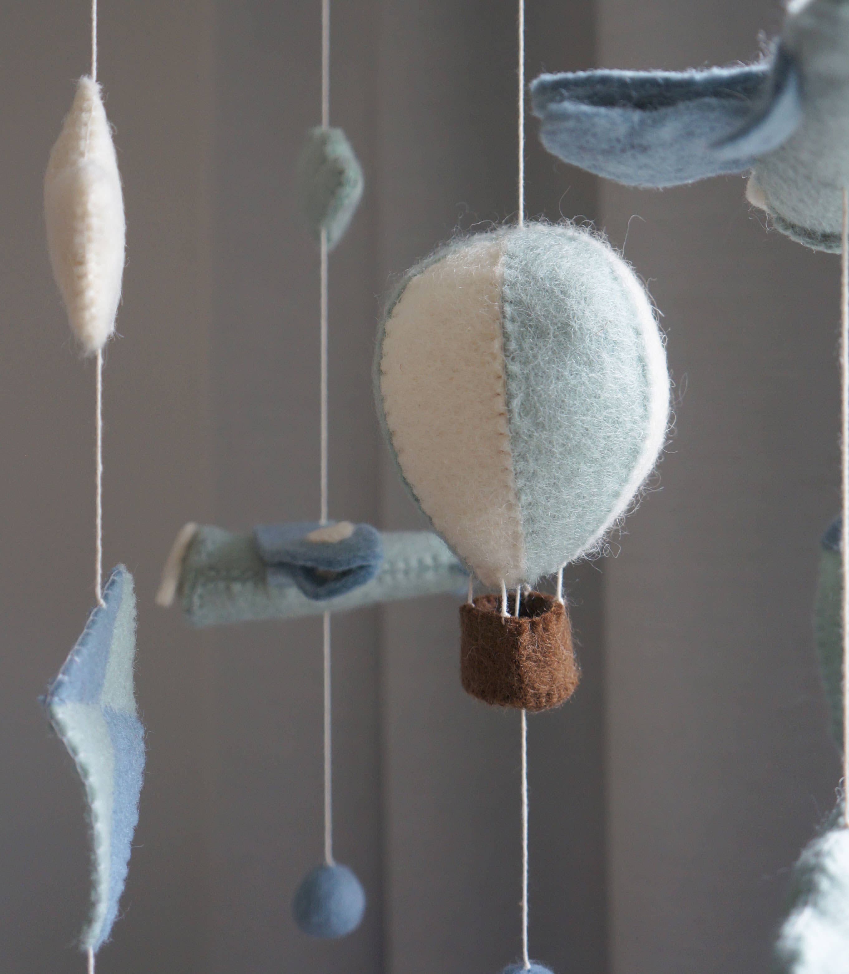 Mobile Flugzeug Heissluftballon und Drache Blau handgemacht aus Wolle | Gamcha