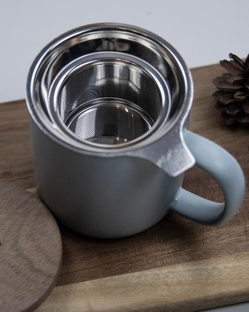Teetasse JULIET Perlgrau - aus Steinzeug mit Holzdeckel und Edelstahl-Teesieb 300 ml | Ogo Living