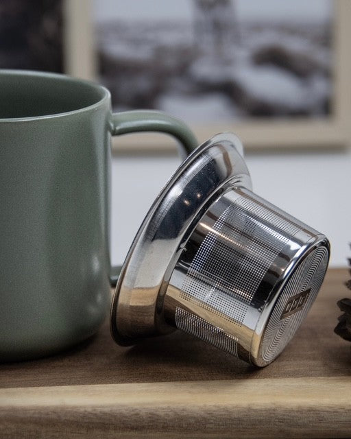 Teetasse JULIET Mandelgrün - aus Steinzeug mit Holzdeckel und Edelstahl-Teesieb 300 ml | Ogo Living