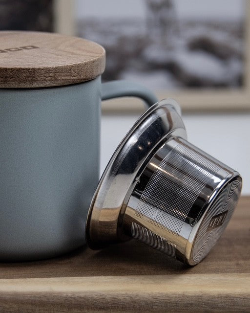 Teetasse JULIET Perlgrau - aus Steinzeug mit Holzdeckel und Edelstahl-Teesieb 300 ml | Ogo Living