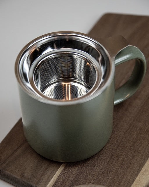 Teetasse JULIET Mandelgrün - aus Steinzeug mit Holzdeckel und Edelstahl-Teesieb 300 ml | Ogo Living