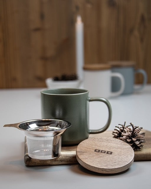 Teetasse JULIET Mandelgrün - aus Steinzeug mit Holzdeckel und Edelstahl-Teesieb 300 ml | Ogo Living