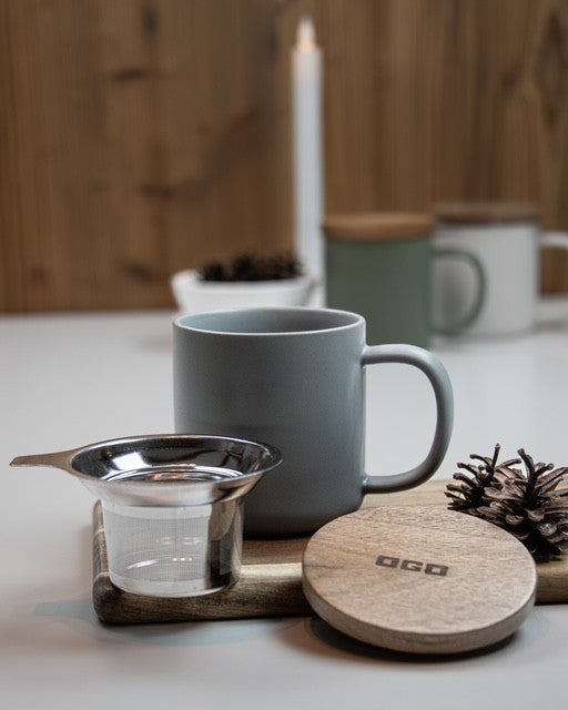 Teetasse JULIET Perlgrau - aus Steinzeug mit Holzdeckel und Edelstahl-Teesieb 300 ml | Ogo Living