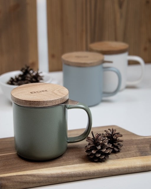 Teetasse JULIET Mandelgrün - aus Steinzeug mit Holzdeckel und Edelstahl-Teesieb 300 ml | Ogo Living