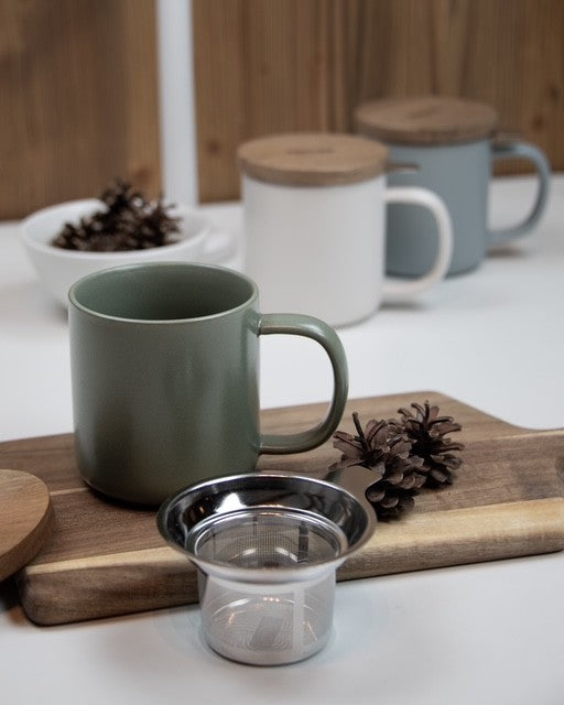 Teetasse JULIET Mandelgrün - aus Steinzeug mit Holzdeckel und Edelstahl-Teesieb 300 ml | Ogo Living
