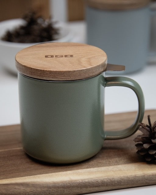Teetasse JULIET Mandelgrün - aus Steinzeug mit Holzdeckel und Edelstahl-Teesieb 300 ml | Ogo Living