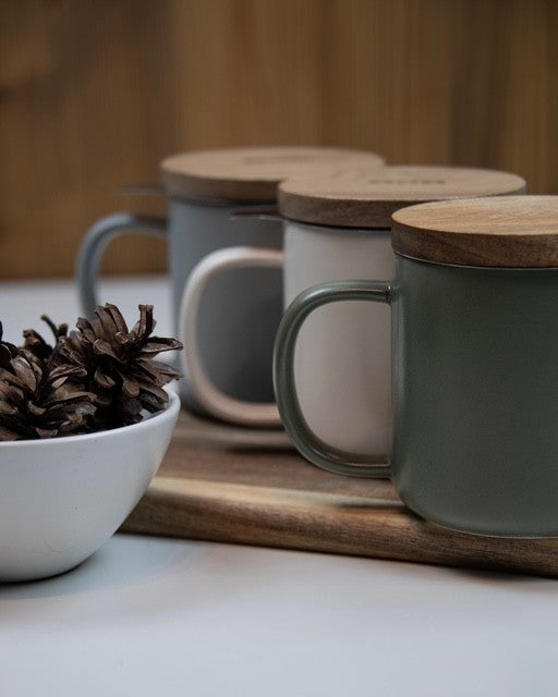 Teetasse JULIET Mandelgrün - aus Steinzeug mit Holzdeckel und Edelstahl-Teesieb 300 ml | Ogo Living