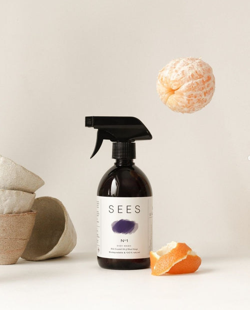 Spray vaisselle Orange sanguine de SEES avec une écorce d'orange sur fond clair