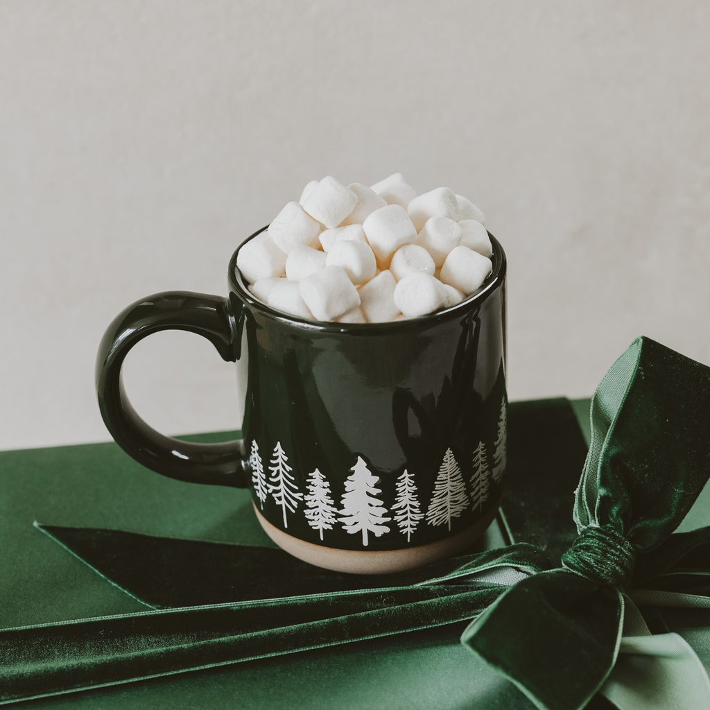 Steingut-Kaffeebecher mit Kiefernmotiv