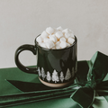 Steingut-Kaffeebecher mit Kiefernmotiv
