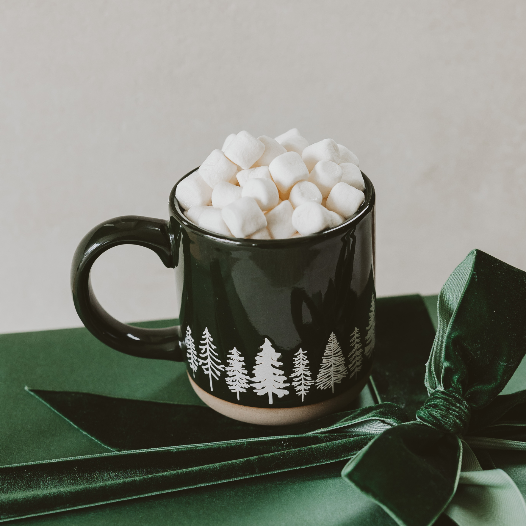 Steingut-Kaffeebecher mit Kiefernmotiv