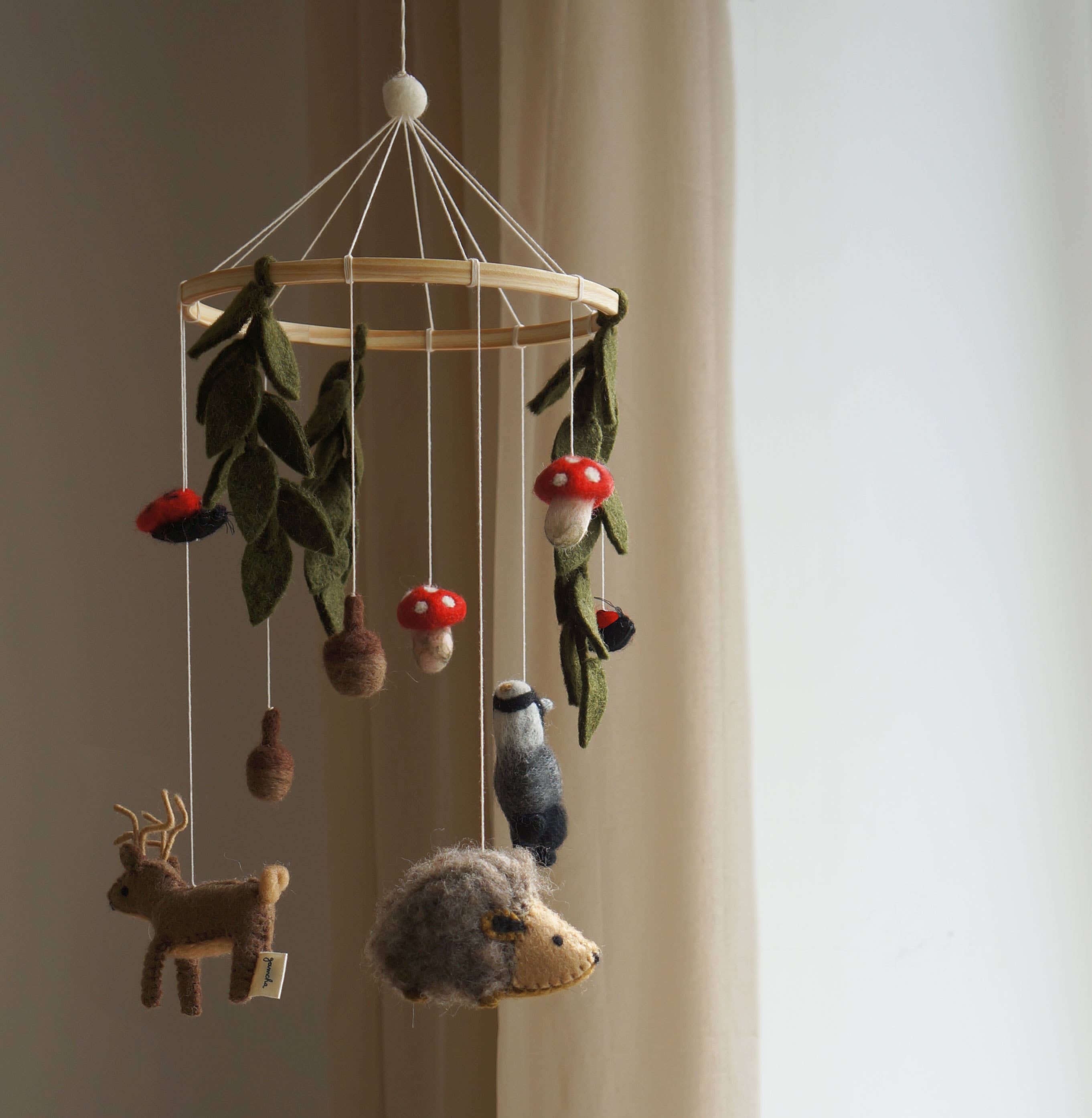 Woodland Mobile aus Filz mit Waldtieren, Pilzen & Marienkäfer